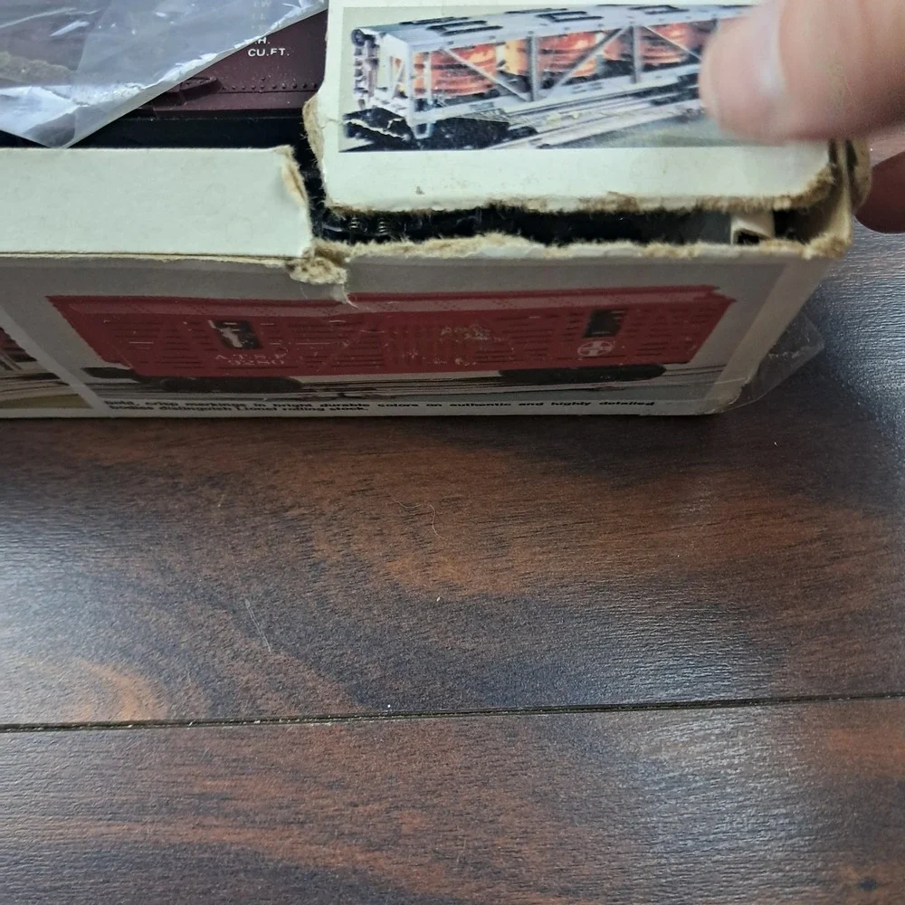LIONEL 6-9217 SOO LINE OPERATING BOXCAR, 1982-1984 New, But DAMAGED BOX